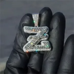 จี้เพชรโมอิสซาไนต์ทรงกลมเจียระไนแบบบริลเลียนท์สุดหรู พร้อมตัวอักษรย่อสั่งทำพิเศษ สำหรับผู้ชาย ทำจากเงินสเตอร์ลิง - Product Image 2