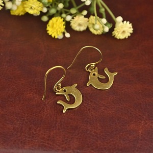 Boucles d'oreilles dauphin en laiton plaqué or, thème animal, bijoux en métal moulé, forme irrégulière, design à crochet - Product Image 2