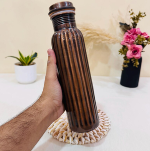 Bouteille d'eau en cuivre pur, finition antique foncée, surface à motif côtelé vertical, gourde sans joint, anti-fuite, avec bouchon à vis - Product Image 1
