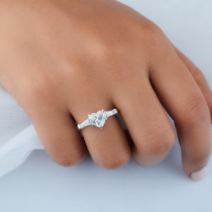 Premium 2,11 Ctw Anillo de moissanita en forma de corazón Cono Diseño de tres piedras Regalo del día de San Valentín Venta al por mayor Venta a granel - Product Image 3