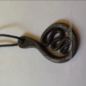Pendentif pour homme FWE, style punk rétro, avec tête de loup viking nordique et marteau de Thor, en matériau organique poli, design audacieux, idéal pour les fêtes - Product Image 6