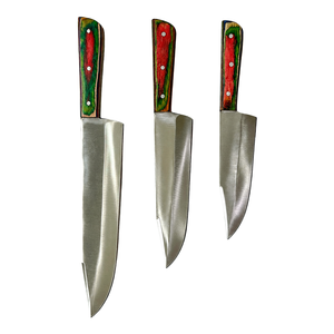Juego de Tres Cuchillos de Cocina de Acero Inoxidable con Hojas Plateadas y Mangos de Madera Roja y Verde para Cortar Carne y Preparar Alimentos - Product Image 1