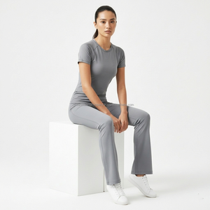 ชุดออกกำลังกายขายส่งพร้อมโลโก้สั่งทำ เสื้อโยคะแขนสั้นทรงเข้ารูปสำหรับผู้หญิง และกางเกงโยคะขาบาน ชุด 2 ชิ้น ระบายอากาศได้ดี - Product Image 5