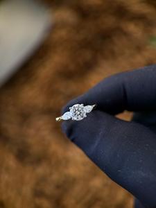 Diamant de conception haut de gamme avec taille brillant rond, diamant naturel pour une demande en mariage et une bague de fiançailles élégantes, provenant d'Inde. - Product Image 1