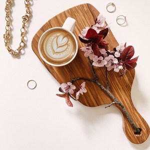 Tabla de cortar de madera hecha de madera noble de primera calidad que ofrece un rendimiento duradero en cocinas domésticas en todo el mundo. - Product Image 2