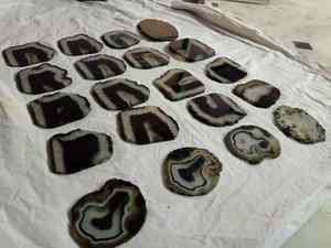 Posavasos artesanales de gemas en rodajas hechos de cuarzo rosa, ideales para decoración del hogar, disponibles en tamaño de 4 pulgadas. - Product Image 4