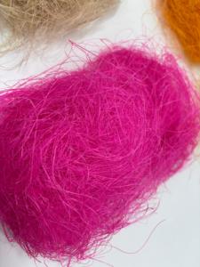 Fibre de sisal naturelle teinte dans des tons vibrants, idéale pour l'artisanat, le tissage, les cordes, la décoration, les pinceaux, les textiles et les projets créatifs en fibres. - Product Image 2