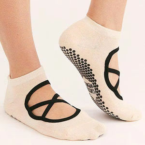 Chaussettes de sport antidérapantes en coton extensible respirant et confortable pour yoga, pilates et fitness, idéales pour l'entraînement en intérieur - Product Image 4