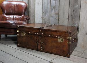 Table basse vintage en bois de manguier, coffre de rangement en cuir buff, clouté laiton, fait main, mobilier de salon - Product Image 1