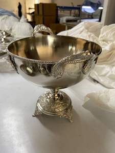 Bol décoratif classique en métal finition argent poli de luxe avec poignées, passe au lave-vaisselle, idéal pour les mariages et la décoration intérieure - Product Image 3