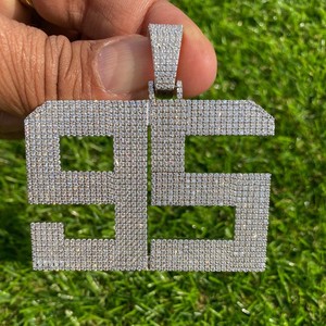 จี้ห้อยคอรูปทรงเรขาคณิตแบบกำหนดเอง ประดับเพชรโมอิสซาไนต์ สไตล์ฮิปฮอป ตัวอักษรแบบนามธรรม ดีไซน์โดดเด่นสำหรับทุกเพศ ทำจากเงินแท้ 925 ชุบทอง 10K - Product Image 2