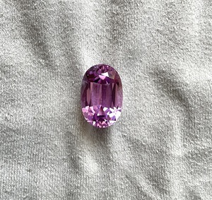 Piedra natural de kunzita de 15.74 quilates con corte ovalado para la elaboración de joyería fina. - Product Image 6