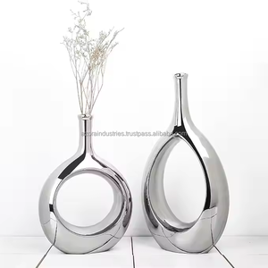 Florero Moderno de Aluminio de Calidad, Color Plateado, Ecológico, Hecho a Mano para Decoración de Bodas y Restaurantes por Azora Industries - Product Image 1