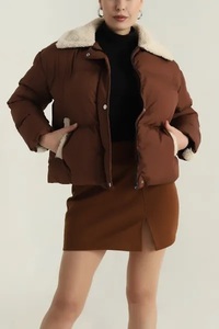 Abrigo Acolchado de Moda Otoño/Invierno 2026 para Mujer, Cuello Alto, Capucha de Piel de Oveja, Parka con Acabado de Lona, Transpirable, Poliéster/Nailon - Product Image 4