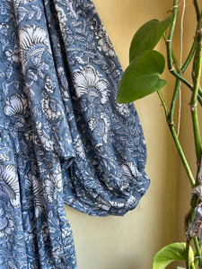 เดรสยาวลายดอกไม้ลำลองสำหรับผู้หญิง ผ้าฝ้ายพิมพ์ลายบล็อกอินเดีย แต่งลายปักและพู่ห้อย เหมาะสำหรับใส่ในฤดูร้อน - Product Image 2