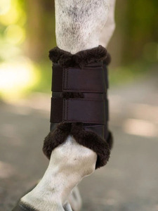 Protège-tendons pour chevaux en caoutchouc marron respirant avec doublure en mousse et sangles auto-agrippantes pour l'extérieur - Product Image 2
