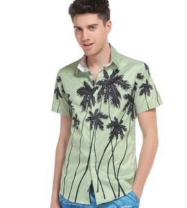 Chemise décontractée à manches courtes vert clair pour homme avec imprimé palmiers noirs, col rabattu, tenue d'été - Product Image 1