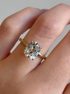 Bague de fiançailles en diamant de laboratoire de 3 carats, taille coussin, provenant d'une ancienne mine, en or jaune 14 carats, certifiée IGI. - Product Image 2