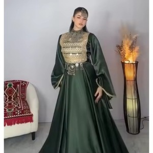 Robe afghane traditionnelle sophistiquée en satin vert forêt foncé avec une plaque de poitrine richement ornée en métal argenté et assortie - Product Image 2