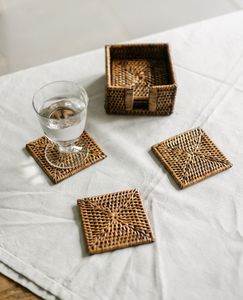 Elegante posavasos de ratán natural, perfecto para combinar con otros accesorios de mesa y crear una experiencia gastronómica rica e invitante. - Product Image 1