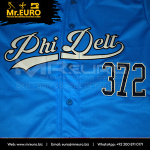 Camiseta de Béisbol Sublimada Personalizada Phi Delt 372 Azul Unisex de Manga Corta con Cuello en V y Cierre de Botones Frontales, Absorbe la Humedad, 100% - Product Image 3