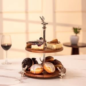 Support à gâteau de luxe à 2 niveaux en bois avec tête de cerf et accents métalliques argentés en forme de renne, plateau de service à étages, présentoir à desserts rustique pour la décoration intérieure - Product Image 1