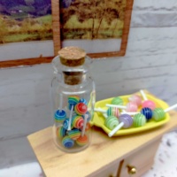 Miniature bouteille en verre sucette décorative multicolore échelle 1:12 pour maison de poupée, cadeau et décoration pour les 14 ans et plus