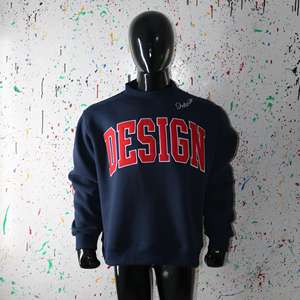 Sudadera de Cuello Alto Azul con Apliques Bordados en Rojo, Cuello Ancho, Hilos Finos - Product Image 2