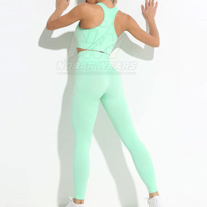 Conjunto de yoga diseñado para entrenamiento y ejercicio con ajuste flexible y tela suave para un movimiento cómodo y uso diario. - Product Image 4