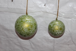 Adorno Navideño de Cristal Hecho a Mano, Bola Verde con Diseño de Tierra y Purpurina, Decoración Colgante de Estilo Tradicional - Product Image 3