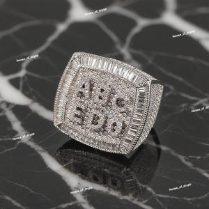 Bague en argent avec moissanite taille baguette et sertissage pavé, design personnalisé, bague audacieuse de luxe pour homme - Product Image 3