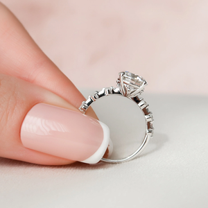 Bague de fiançailles classique pour femme en platine avec diamant rond taille brillant, diamants latéraux et bande pavée, certifiée - Product Image 2