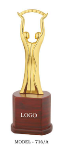 Trofeo metálico con tema de amor y base grabada, modelo 716 A B C, trofeo deportivo duradero de metal con base de madera negra - Product Image 4