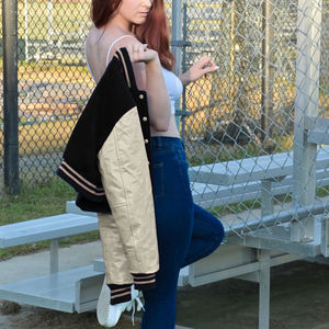 Veste courte universitaire pour femme, style Letterman, noir et beige, avec manches en similicuir, vêtement d'extérieur décontracté, mode féminine - Product Image 3