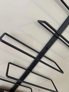 Elegante soporte de pared negro para botellas de vino, ideal para exhibir vino en restaurantes y ahorrar espacio en la encimera, procedente de la India. - Product Image 2