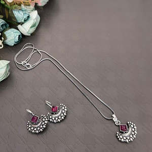 Juego de Collar con Colgante de Piedra Pota en Color Rosa Oscuro Oxidado, Joyería Fina Elegante de Jewelemarket - Product Image 1