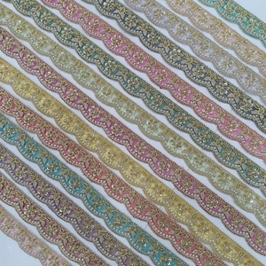 Ribete de encaje floral bordado con cuentas y combinación de colores, 100% poliéster, 3 cm de ancho, rollo de 9 metros para ropa étnica de la India - Product Image 1