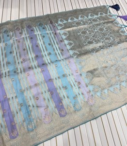 Sari ethnique élégant, Sari drapé au patrimoine riche, Sari à l'aura royale, Sari à motif floral doré, Sari à la tradition riche - Product Image 2