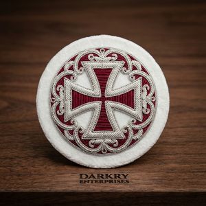 Parche Bordado Redondo de Terciopelo Blanco con Insignia de Cruz Masónica de los Caballeros Templarios, Hecho a Mano con Hilo de Plata - Product Image 1