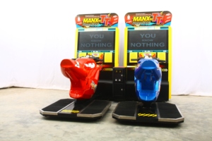 เครื่องเล่นเกมมอเตอร์ไซค์แบบหยอดเหรียญ รุ่น Man x TT Super Bike Arcade Machine 2 จอภาพ สไตล์เรโทร สำหรับ FEC และโซนเกม - Product Image 4