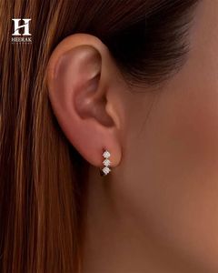 Pendientes Huggie de Oro de 14K con Tres Diamantes, Fabricante de Joyería Fina de Lujo - Product Image 5