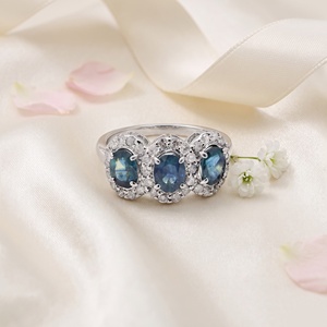 Vente en gros de bagues en argent sterling 925 massif avec saphir bleu ovale naturel et halo de diamants, trois pierres, bijoux fins, Memoria Jewels - Product Image 4