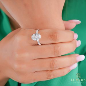 แหวนหมั้นเพชรทรงรีเพาะเลี้ยงในห้องปฏิบัติการ ได้รับการรับรองจาก IGI |   แหวนทองคำแท้ 10k รับรองโดย IGI พร้อมดีไซน์วงแหวนซ่อน - Product Image 3