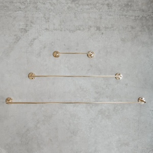 Ensemble de porte-serviettes métalliques classiques à barres doubles avec finition laiton antique pour l'organisation murale de salles de bain modernes - Product Image 4
