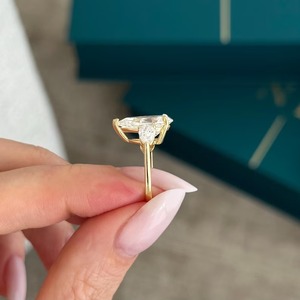 Bague à trois pierres en diamant de laboratoire de 4 carats, forme poire, certifiée IGI et pureté VVS, bague trilogie bicolore en diamant, à vendre - Product Image 2