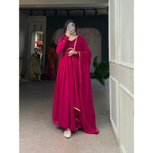 ชุดเดรสผ้าจอร์เจียสำหรับงานปักลูกไม้สีชมพู - Product Image 1