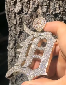 Pendentif et breloque hip-hop haut de gamme personnalisés en moissanite 925 massif, style VVS glacé avec chaîne à maillons - Product Image 3