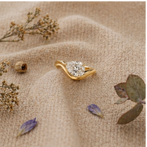 Anillo de Compromiso Minimalista con Moissanita en Forma de Pera Inclinada de 1.25CT en Oro de 14K - Product Image 3