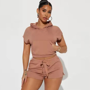Ensemble décontracté pour femme : crop top sans manches à capuche et short, personnalisable avec tissu et logo imprimés, couleur unie, style streetwear, collection printemps - Product Image 3