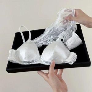 Ensemble de lingerie sexy pour femme avec soutien-gorge à armatures et culotte - Product Image 3